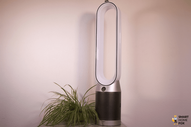 Der Dysopn Purifier Cool Autoreact TP7A Luftreiniger und Turmventilator steht auf dem Tisch